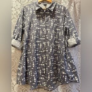 SHANA Fish Pattern Like New Women’s Gray White Modern Abstract Button Down Shirt